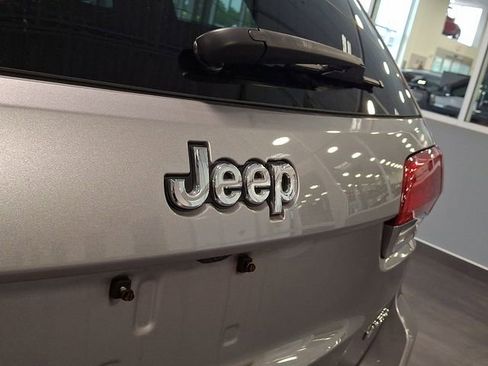 Used 2018 Jeep Grand Cherokee Laredo AWD/4WD image 29