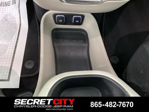 Used 2021 Chrysler Pacifica Touring-L FWD image 23