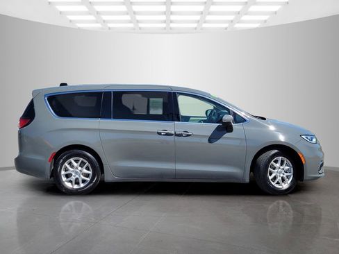 Used 2023 Chrysler Pacifica Touring-L FWD image 3