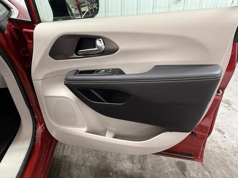 Used 2024 Chrysler Pacifica Touring-L FWD image 11
