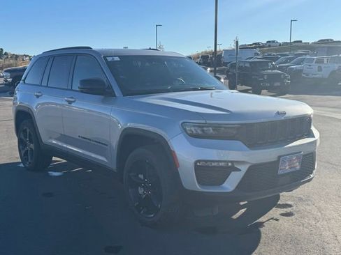Certified 2025 Jeep Grand Cherokee Limited w/ Black Appearance Package image 9