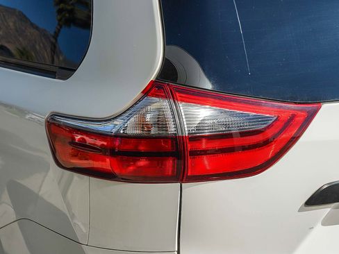 Used 2020 Toyota Sienna L image 7