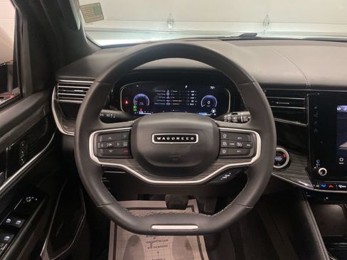 Used 2022 Jeep Wagoneer Series III w/ Rear Seat Entertainment Group AWD/4WD image 5