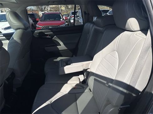 Used 2022 Toyota Highlander XLE image 50