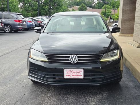 Used 2017 Volkswagen Jetta SE FWD image 2