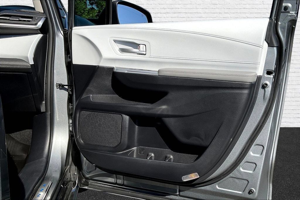 Used 2026 Toyota Sienna XLE FWD image 29