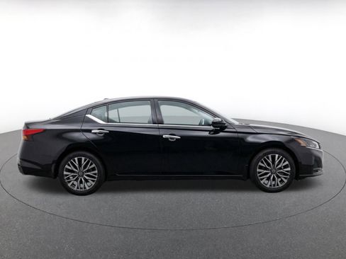 Used 2025 Nissan Altima 2.5 SV FWD image 10