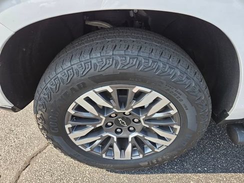 Used 2025 Chevrolet Suburban Z71 AWD/4WD image 27