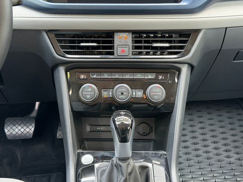 Used 2024 Volkswagen Taos SE FWD image 23
