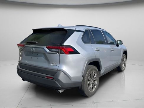 Used 2022 Toyota RAV4 XLE Premium AWD/4WD image 4