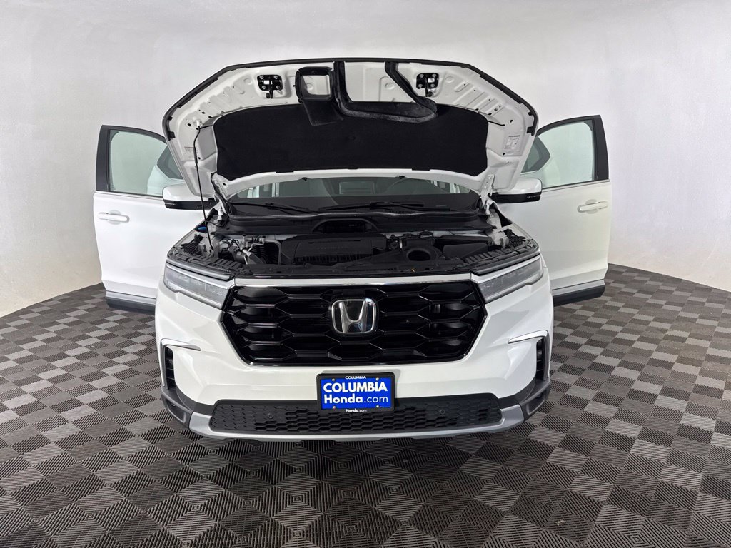 Certified 2025 Honda Pilot Touring image 18