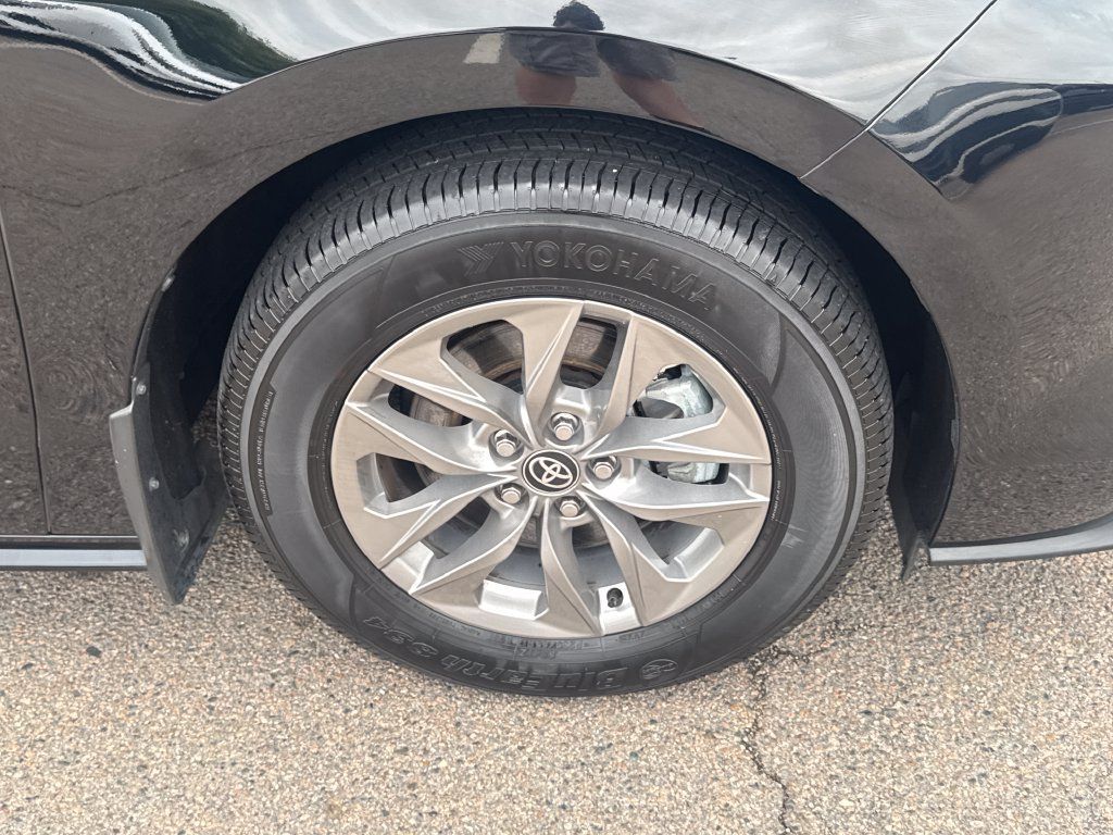 Used 2026 Toyota Sienna XLE AWD/4WD image 42