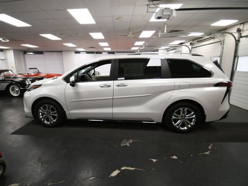 Certified 2023 Toyota Sienna Platinum AWD/4WD image 5