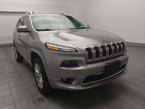 Used 2017 Jeep Cherokee Overland w/ Technology Group AWD/4WD image 13