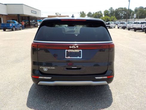 Used 2022 Kia Carnival LX FWD image 4