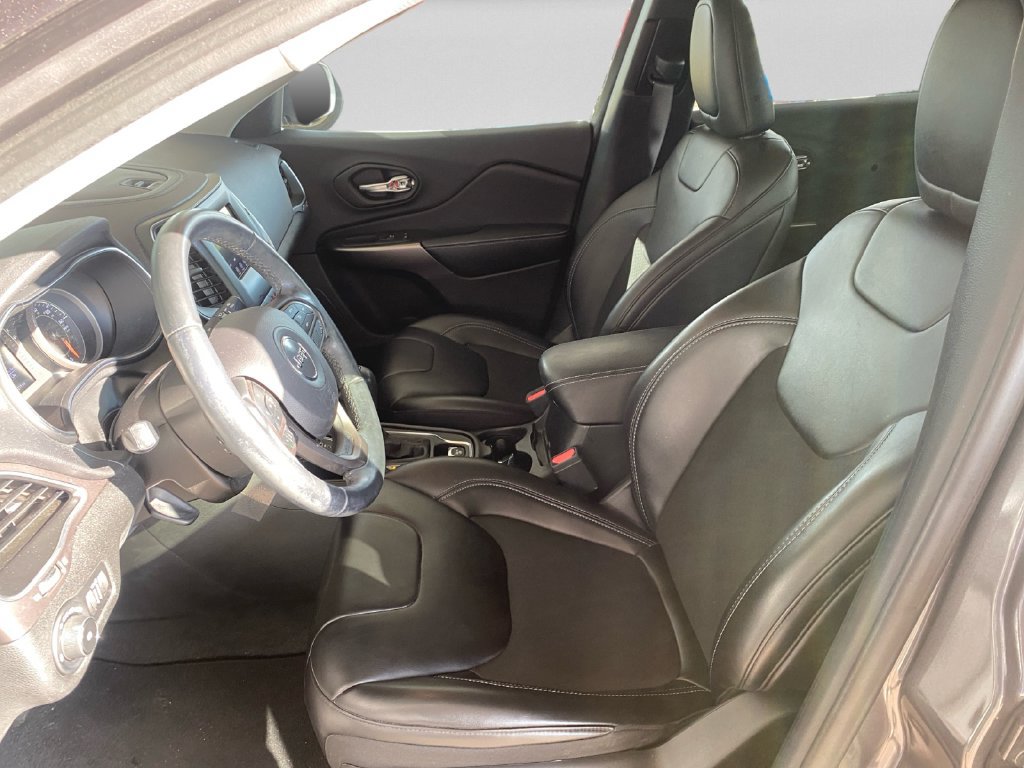 Used 2019 Jeep Cherokee Latitude Plus FWD image 19