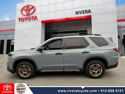 Used 2024 Honda Pilot TrailSport image 2