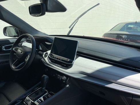 Used 2025 Jeep Compass Limited image 34