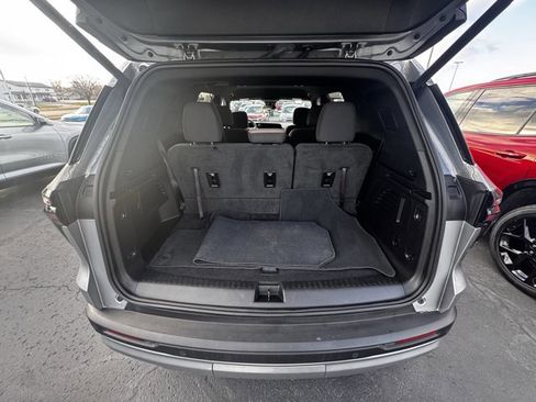 Used 2025 Chevrolet Traverse LT image 9