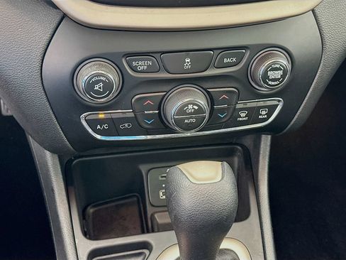 Used 2015 Jeep Cherokee Latitude w/ Comfort/Convenience Group FWD image 15