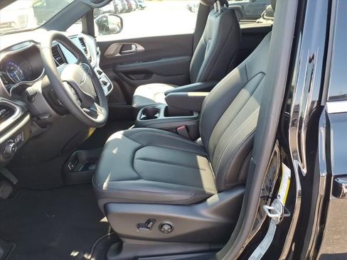 New 2026 Chrysler Pacifica Select image 11