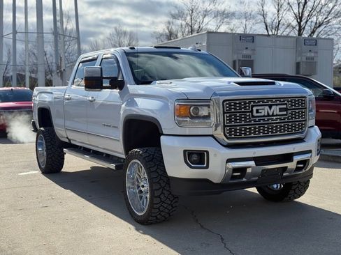 Used 2019 GMC Sierra 2500 Denali w/ Duramax Plus Package image 4
