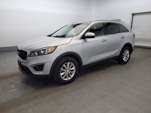 Used 2018 Kia Sorento LX image 2
