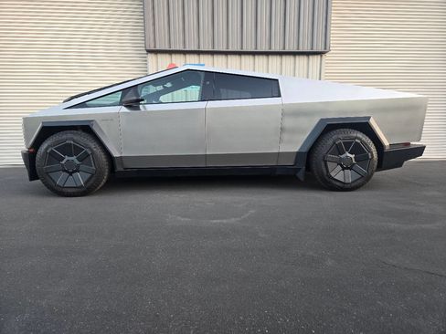 Used 2024 Tesla Cybertruck AWD Crew Cab image 4