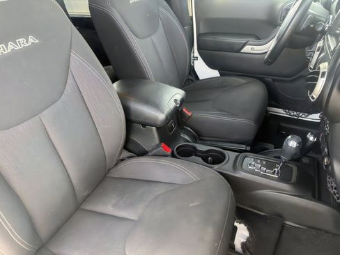 Used 2017 Jeep Wrangler Sahara w/ Connectivity Group image 10