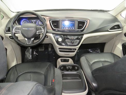 Used 2019 Chrysler Pacifica Touring-L FWD image 17