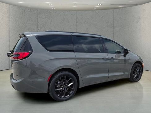 Used 2023 Chrysler Pacifica Touring-L w/ S Appearance Package AWD/4WD image 4
