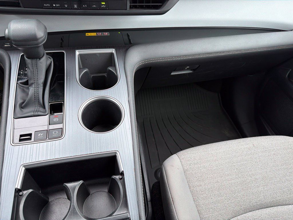 Used 2025 Toyota Sienna LE AWD/4WD image 21