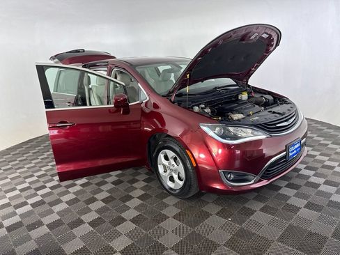 Used 2018 Chrysler Pacifica Touring Plus FWD image 10