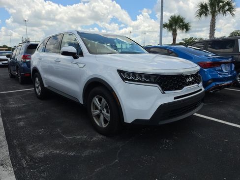 Used 2022 Kia Sorento LX FWD image 2