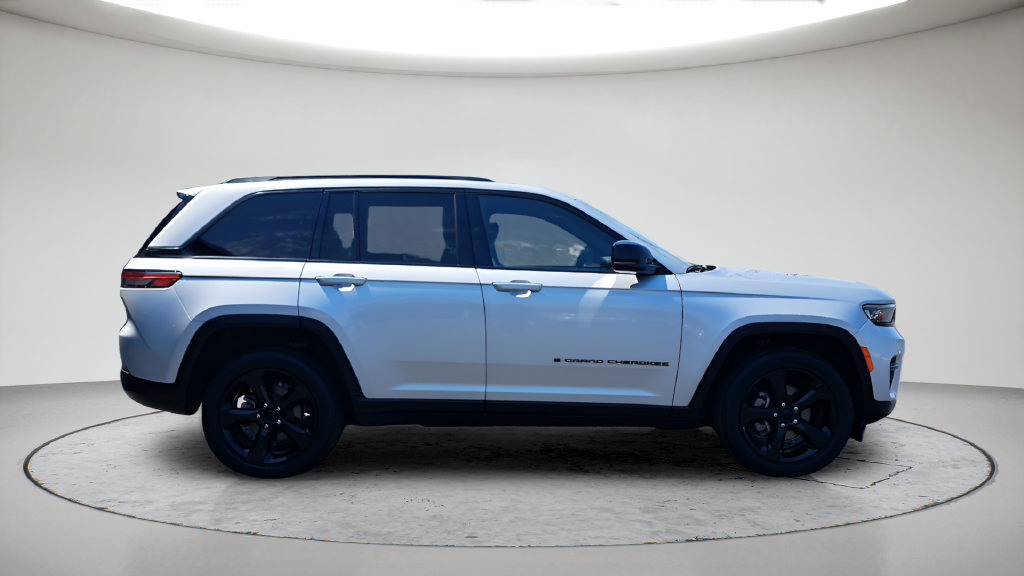 Used 2023 Jeep Grand Cherokee Altitude AWD/4WD image 4