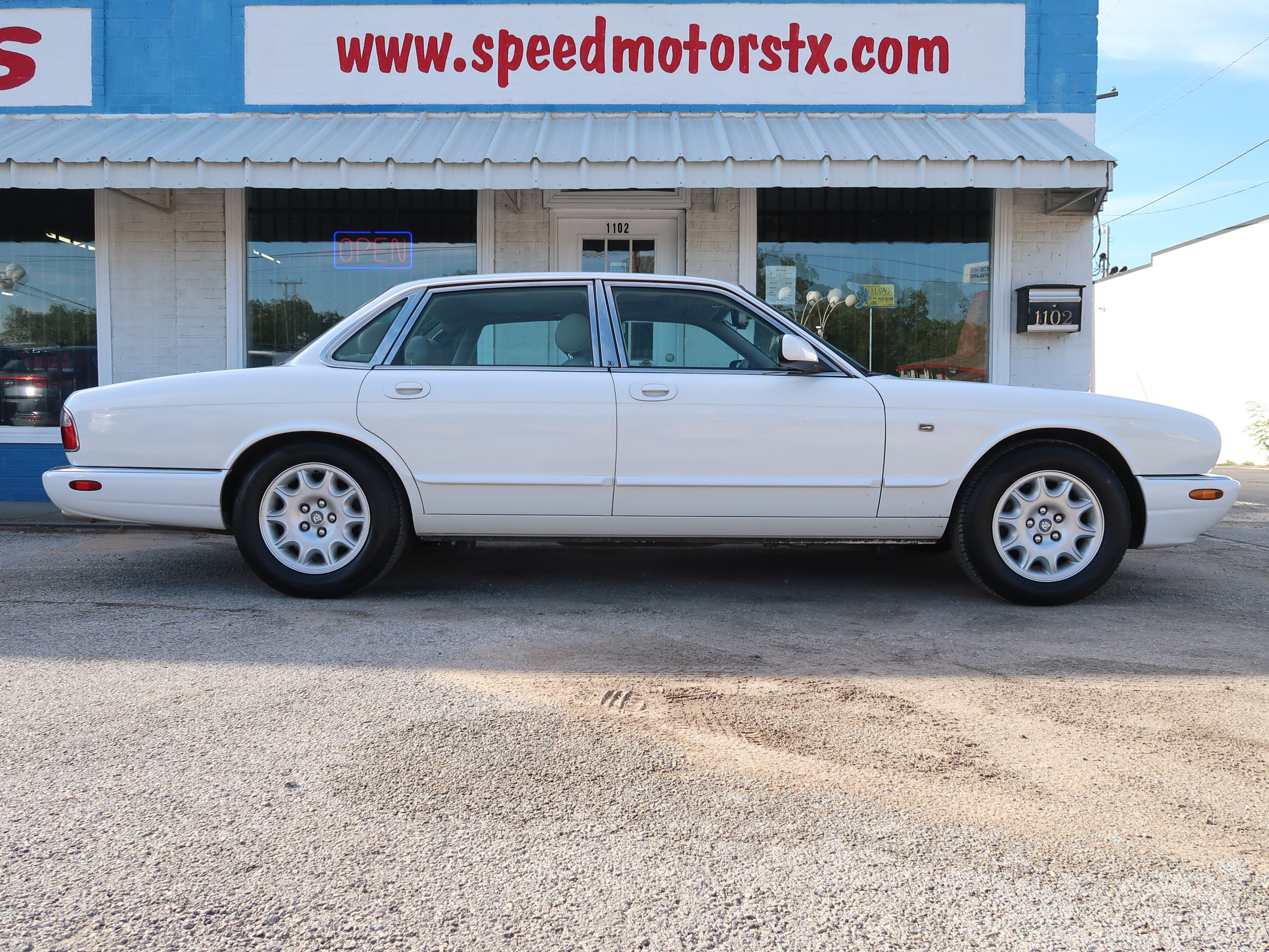 Used 1999 Jaguar XJ8 RWD image 4