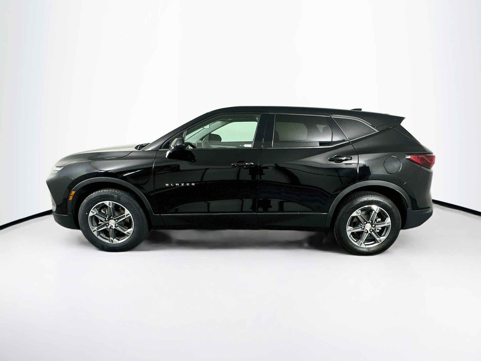 Used 2025 Chevrolet Blazer LT FWD image 4
