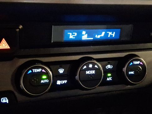 Used 2022 Toyota Tacoma TRD Off-Road w/ Technology Package image 15