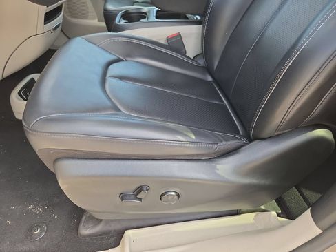 Used 2023 Chrysler Pacifica Touring-L FWD image 14