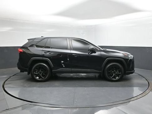 Used 2022 Toyota RAV4 LE FWD image 15