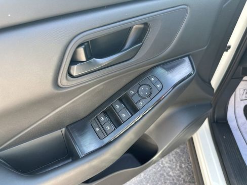 Used 2025 Nissan Rogue S image 15