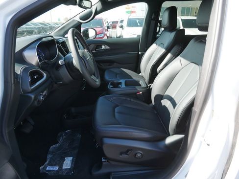 New 2026 Chrysler Pacifica Select FWD image 6