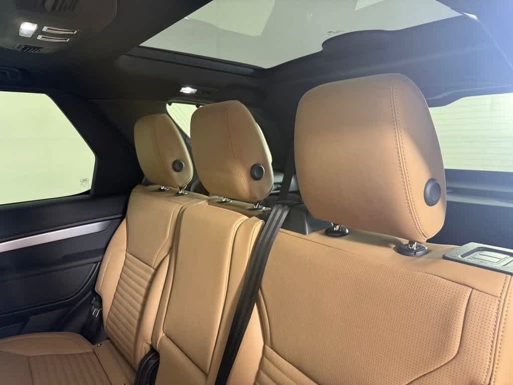 New 2026 Land Rover Discovery Limited Edition AWD/4WD image 17