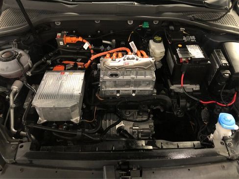 Used 2017 Volkswagen e-Golf SE w/ DC Fast Charging Package image 11