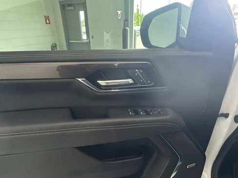 Used 2025 GMC Yukon Elevation w/ Technology Package AWD/4WD image 19