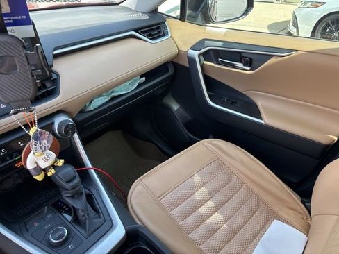 Used 2021 Toyota RAV4 XLE w/ Convenience Package image 8