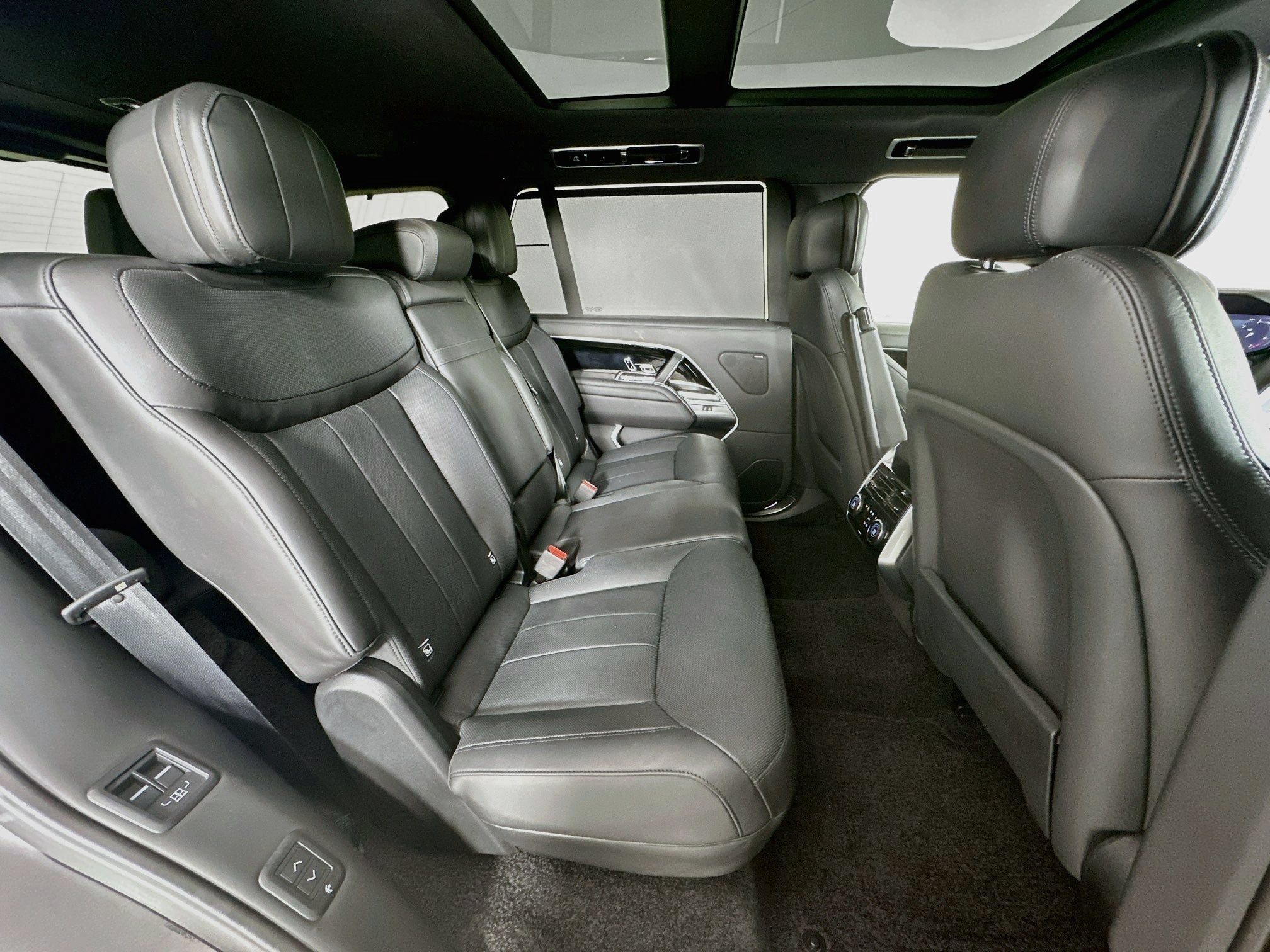 Certified 2023 Land Rover Range Rover Long Wheelbase SE AWD/4WD image 26