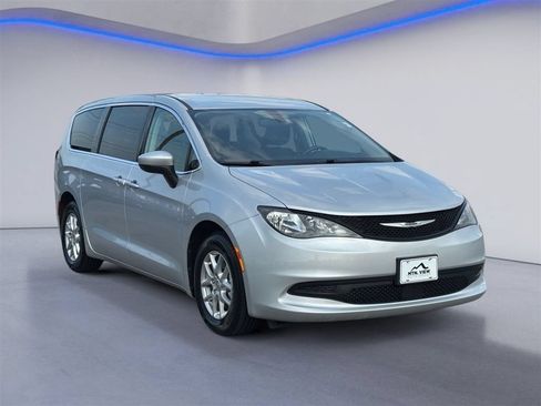 Used 2022 Chrysler Voyager LX FWD image 5