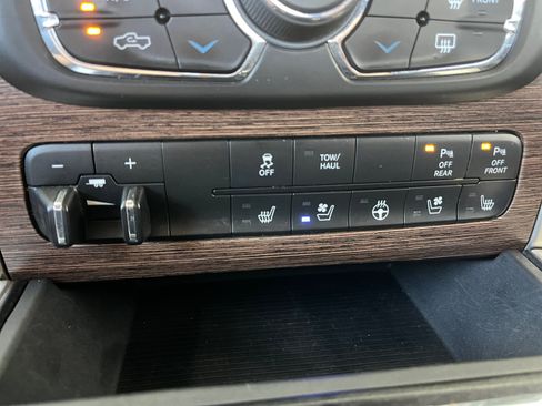 Used 2018 RAM 1500 Laramie w/ Convenience Group AWD/4WD image 25