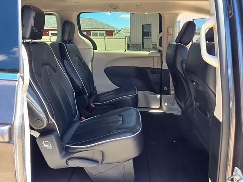 Used 2023 Chrysler Pacifica Limited FWD image 24